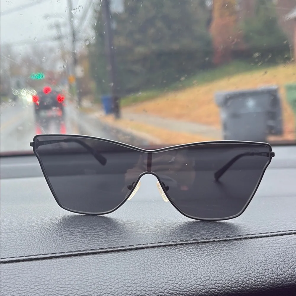 Black Cat-Eye Sunglasses - Picture 4 of 5